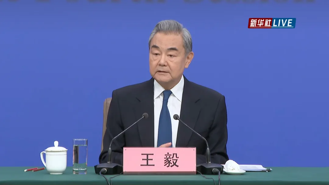 “你面前的世界乱象丛生，你身后的祖国稳如泰山”！