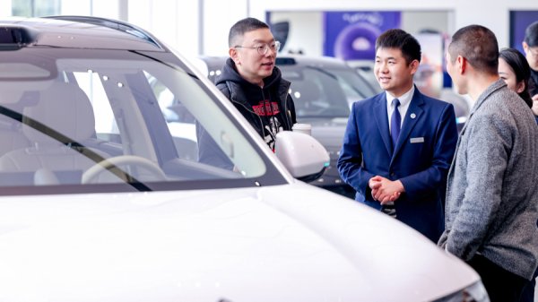 “五界”齐聚！上海最大的鸿蒙智行门店开业