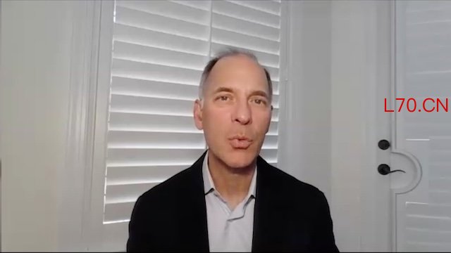 马克·赞迪接受第一财经记者采访