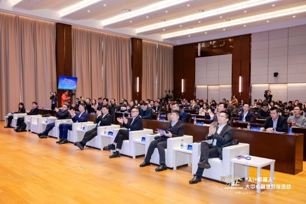 物流“寻脑”、电梯“智”装……三个场景牵动20余家机器人企业“共舞”