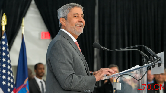 2026 年 1 月 16 日，美国纽约州克莱市，美光科技新任半导体制造厂奠基仪式上，美光科技总裁兼首席执行官桑杰・梅赫罗特拉。纽约州为美光提供高达 55 亿美元税收优惠，以支持其创造 9000 个直接就业岗位及超 4 万个相关产业链就业岗位。